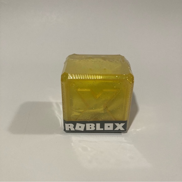 ROBLOX Series 7 New Sealed Celebrity Collection Mystery Figure Yellow - Picture 3 of 4